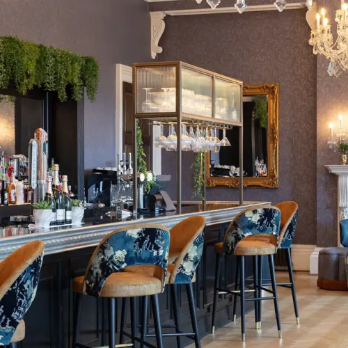 <p>CHAMPAGNE BAR</p>