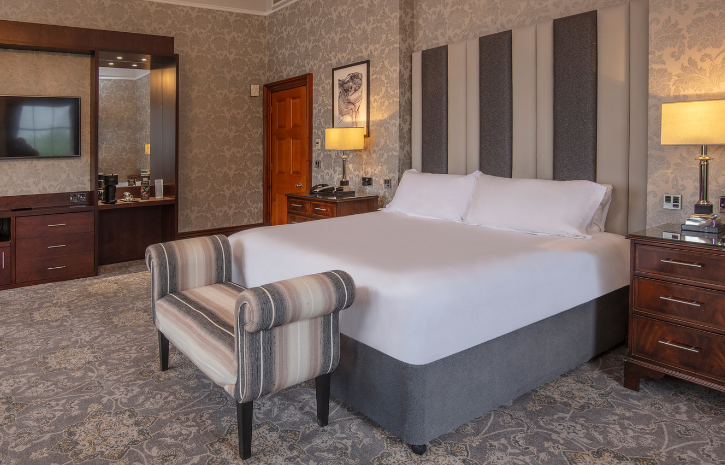 ROOMS &amp; SUITES
